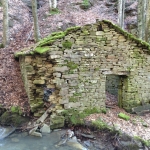 Mulino abbandonato e diroccato lungo il Rio di Brazza di Racca, in Val Noveglia (PR)