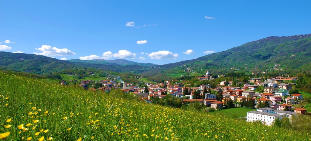 Il paese di Bedonia, in una conca della valle del Taro