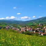 Il paese di Bedonia, in una conca della valle del Taro