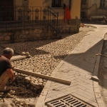 Antiche tecniche per il rifacimento della pavimentazione delle Moline a Bedonia
