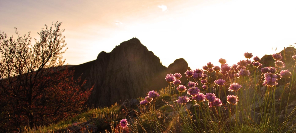 La rupe del Penna al tramonto, inquadrata dal terrazzo panoramico delle Trevine