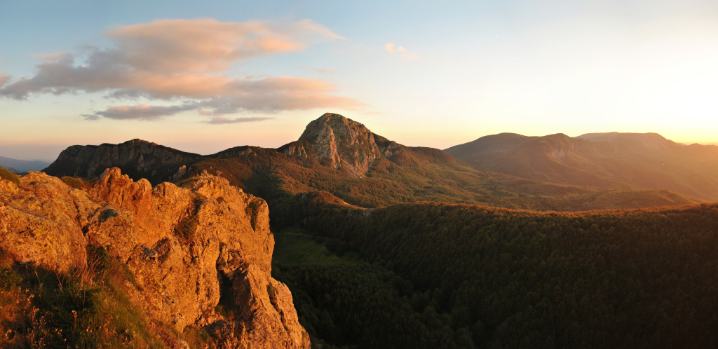 Le ultime luci del tramonto sul monte Penna