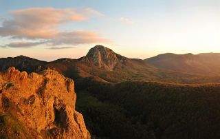 Le ultime luci del tramonto sul monte Penna