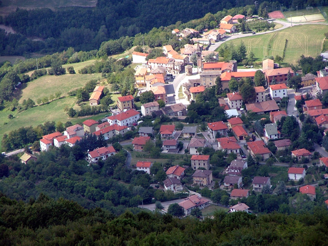 Vista sul paese di Varsi da 