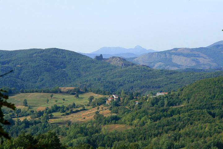 RocciaDitaconilmontePennasullosfondo