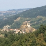 Il borgo di Case Vescovi e la chiesa