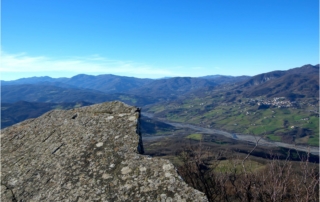 La lastra di arenaria che fa da terrazza naturale del Pizzo d'Oca