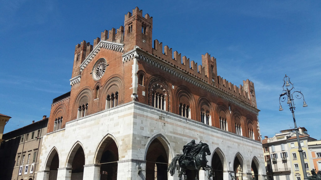 Piacenza, palazzo Gotico o comunale in Piazza Cavalli, con la statua equestre di Alessandro Farnese scolpita dal Mochi