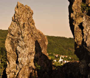 il borgo di Drusco inquadrato dalle Rocche